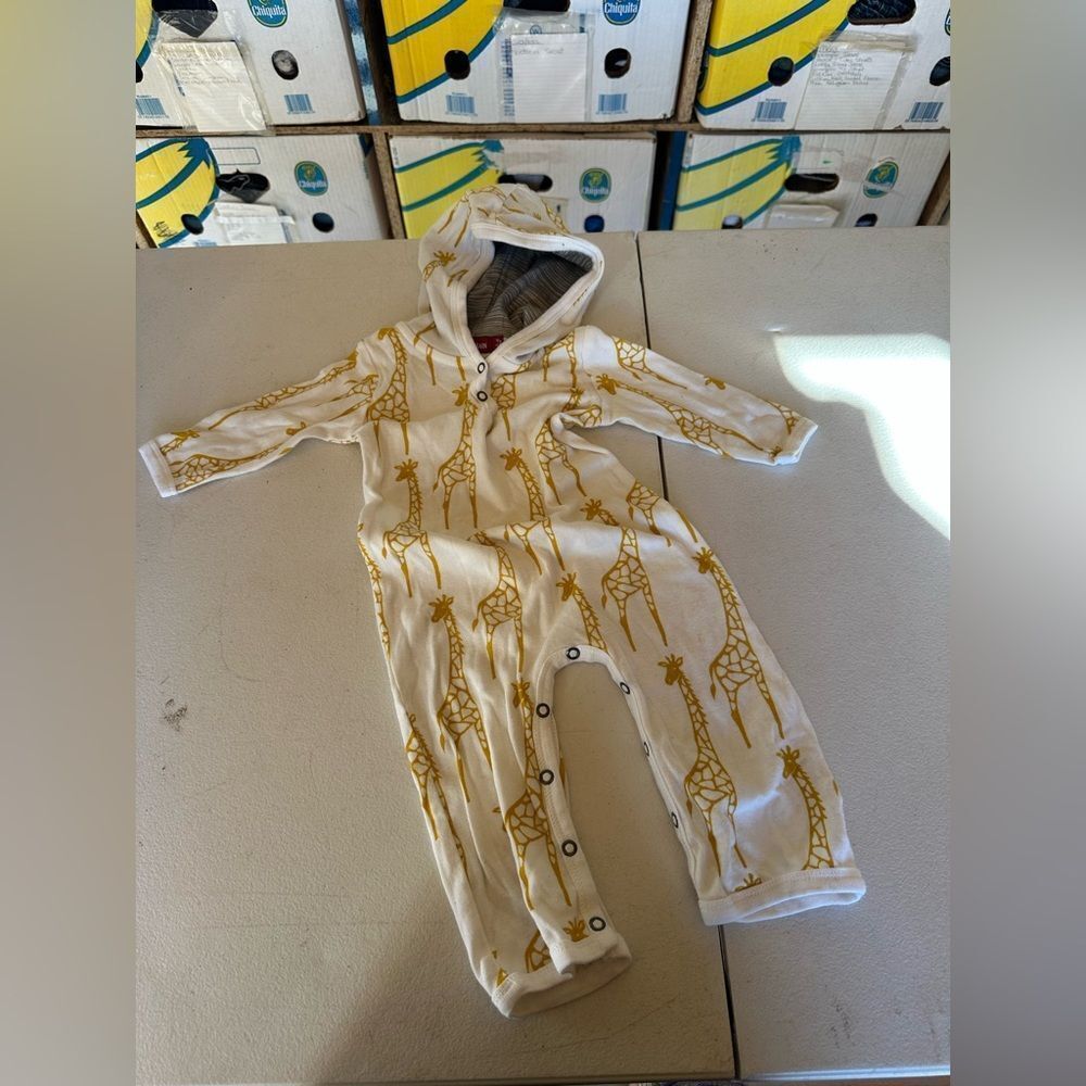 Milkbarn Giraffe Print Footie - White and Gold